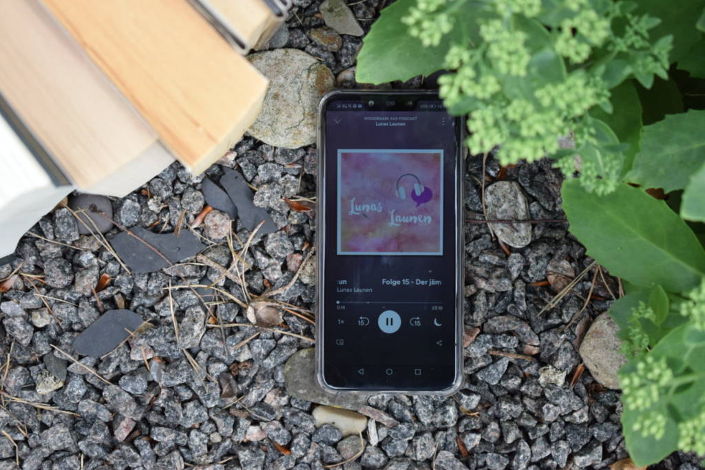 Lunas Launen Podcast auf Spotify auf dem Handy. Podcast-Tipps für Kulturfans.