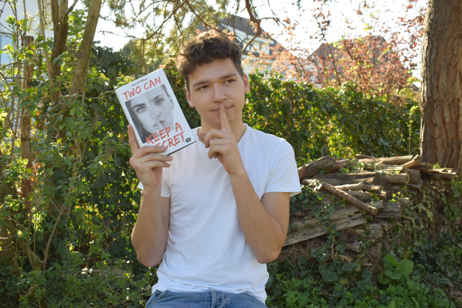 Two Can Keep A Secret / Rezension