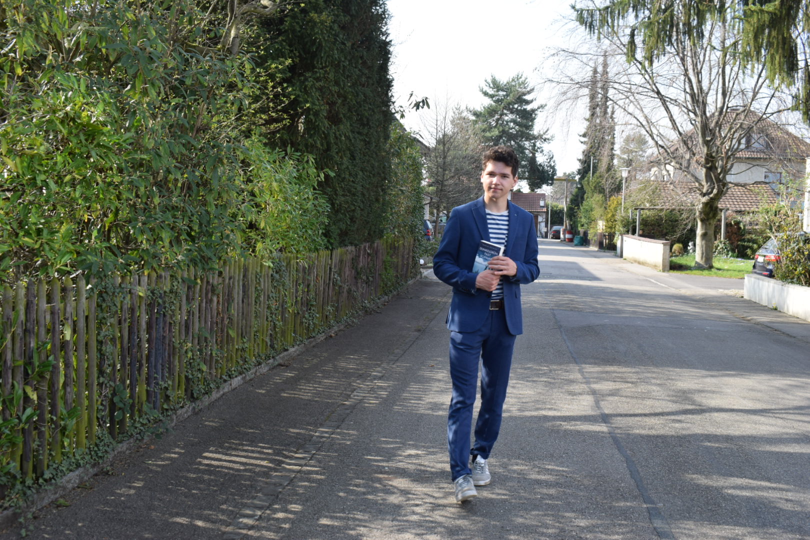 Dunkelgrün fast schwarz / Rezension