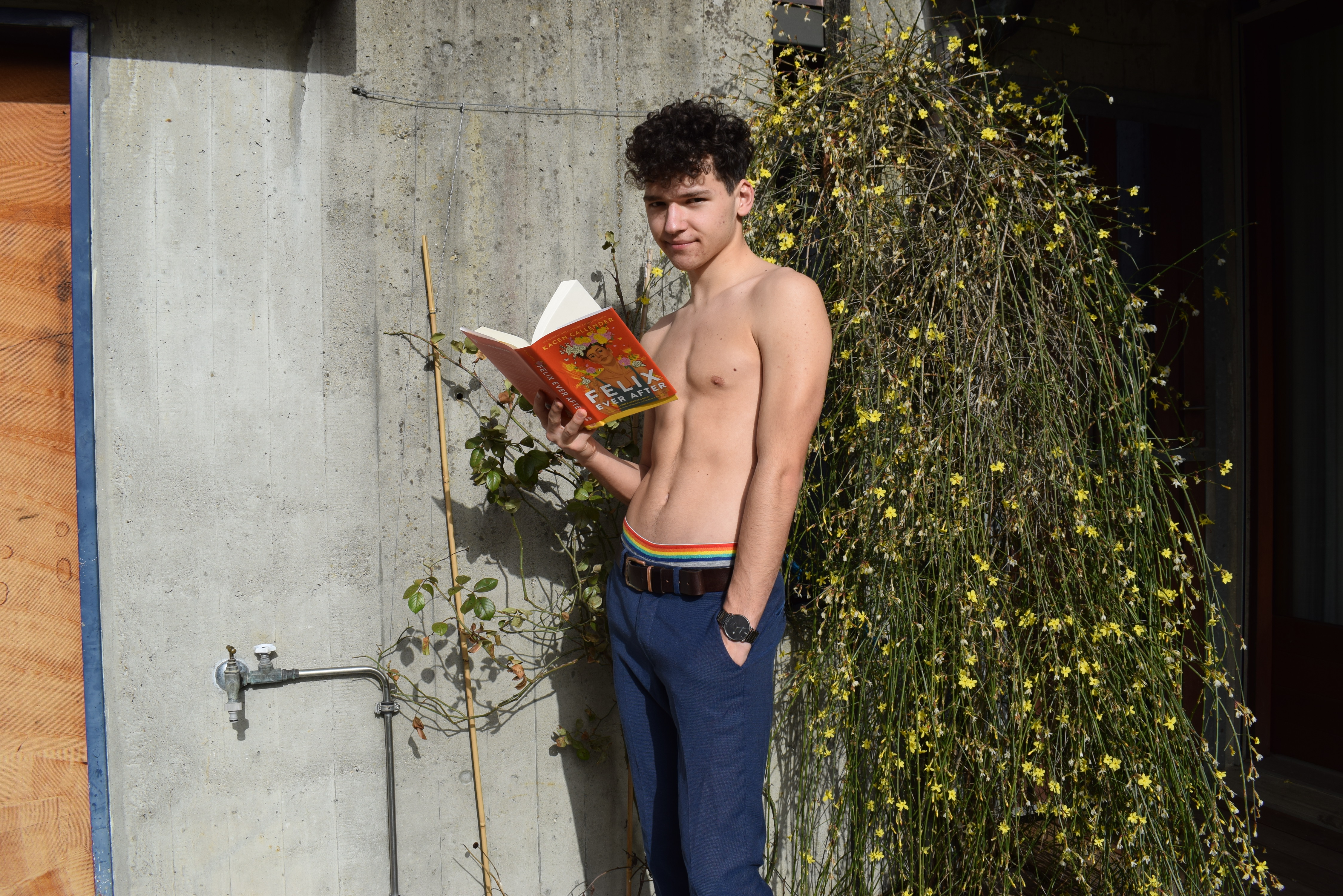 Junger Mann oberkörperfrei lesend "Felix Ever After" von Kacen Callender im Garten - braune lockige Haare - Schweiz - Josia Jourdan