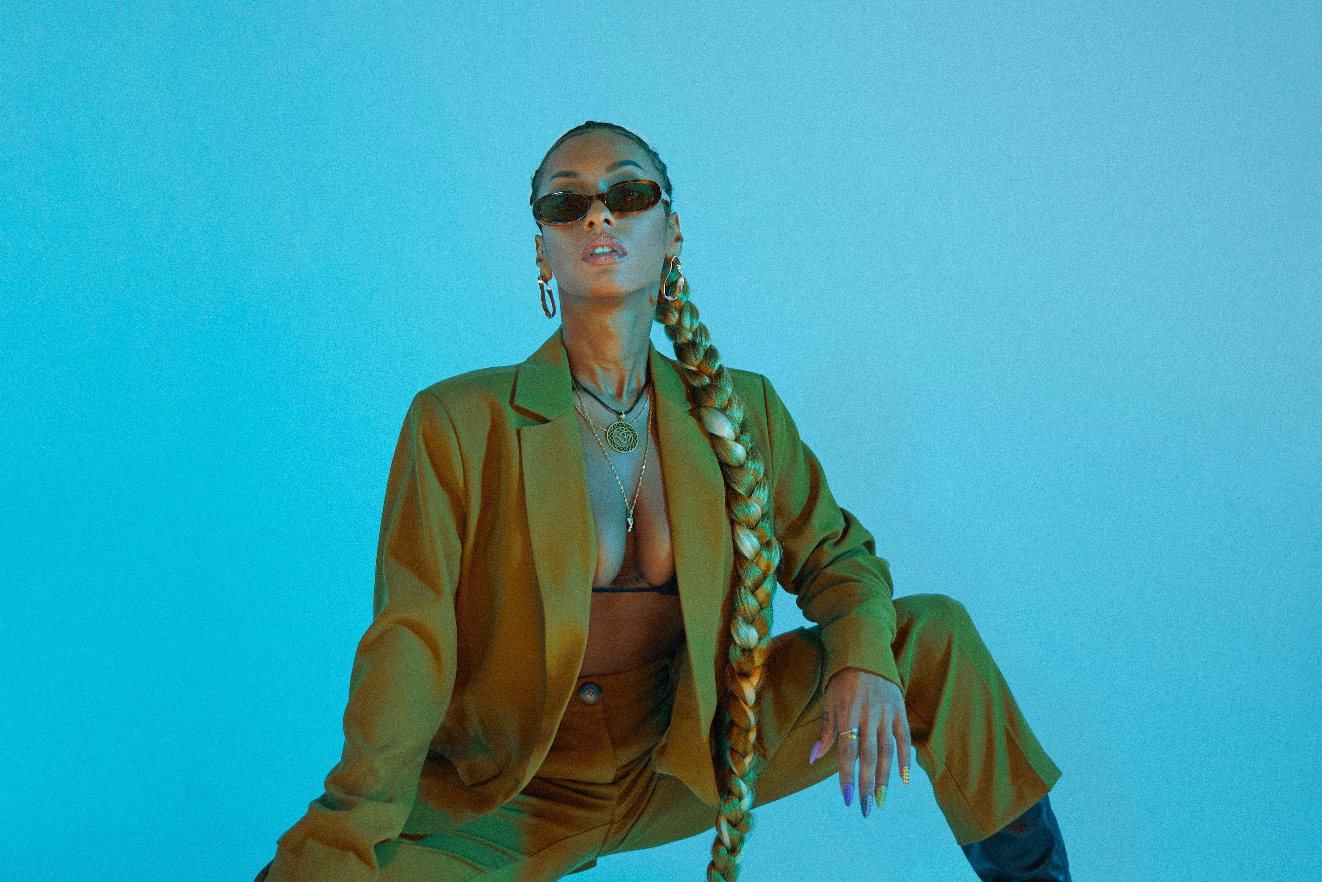 „Ich könnte gar nicht unpolitische Musik machen“ | Nura – Auf der Suche